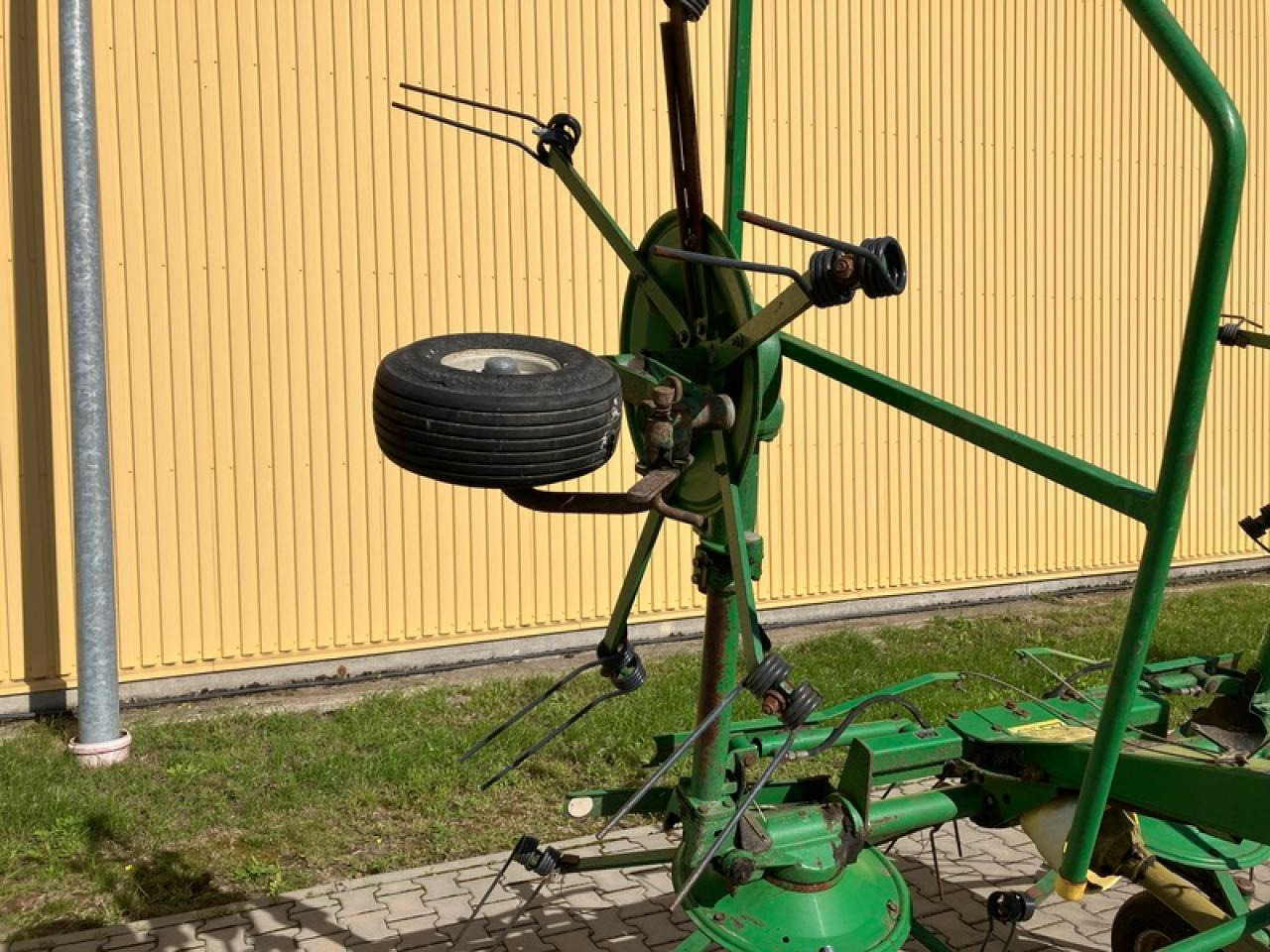 Kuhn GF 5001 MH - Szénaforgató: 5 kép. Kuhn GF 5001 MH - Szénaforgató: 5 kép.