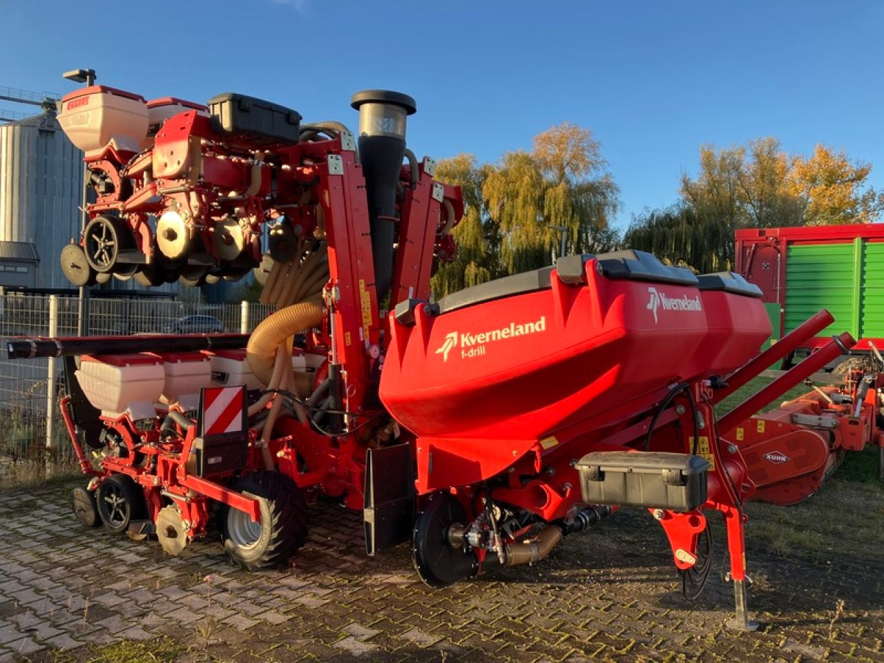Kverneland OPTIMA 12 SX + FRONTTANK//GEOSEED - Precíziós vetőgép: 2 kép. Kverneland OPTIMA 12 SX + FRONTTANK//GEOSEED - Precíziós vetőgép: 2 kép.
