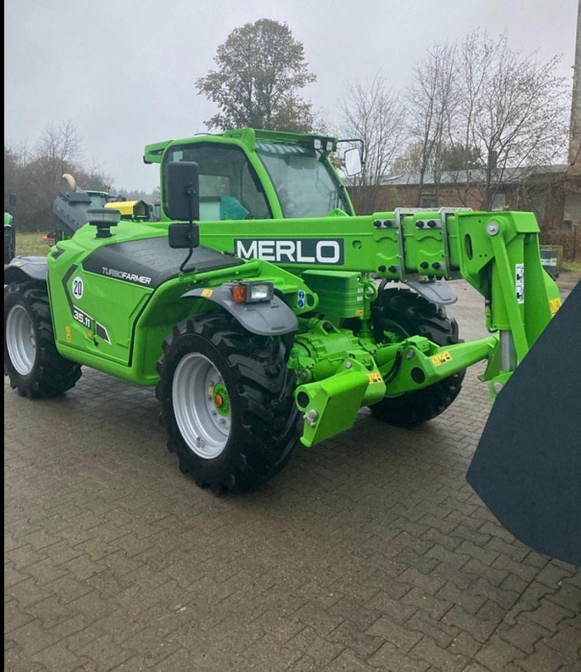Merlo TF35.11TT - Teleszkópos rakodó: 1 kép. Merlo TF35.11TT - Teleszkópos rakodó: 1 kép.