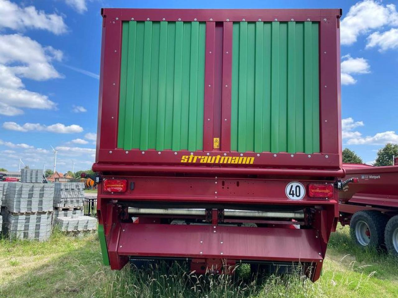 Strautmann GIGA 540 DO - Mezőgazdasági billenőpótkocsi: 4 kép. Strautmann GIGA 540 DO - Mezőgazdasági billenőpótkocsi: 4 kép.