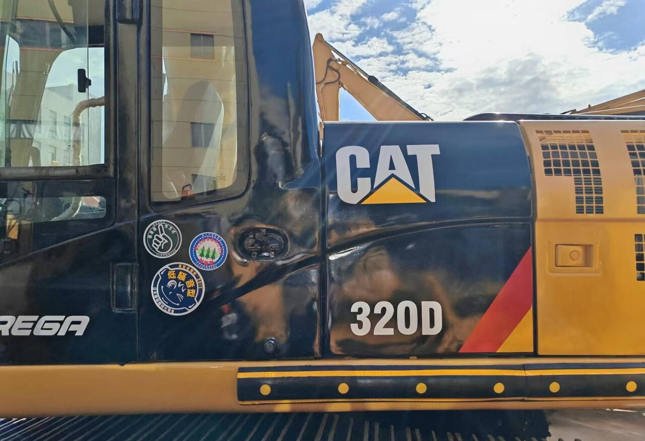 Caterpillar 320D - Lánctalpas kotró: 4 kép. Caterpillar 320D - Lánctalpas kotró: 4 kép.