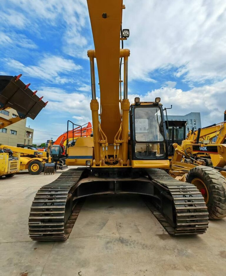 Caterpillar 330BL - Lánctalpas kotró: 1 kép. Caterpillar 330BL - Lánctalpas kotró: 1 kép.