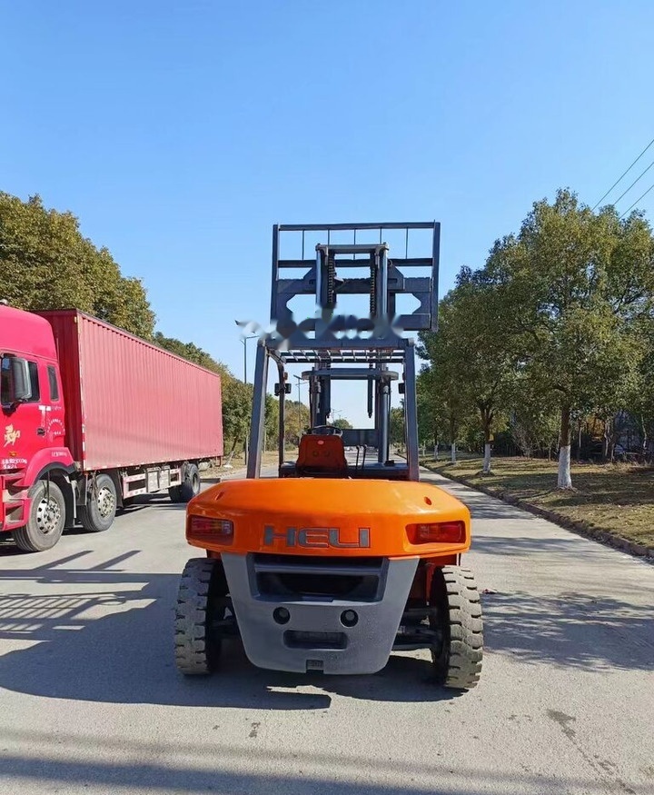 Heli h2000 5t 30 50 70 100 - Dízel targonca: 3 kép. Heli h2000 5t 30 50 70 100 - Dízel targonca: 3 kép.