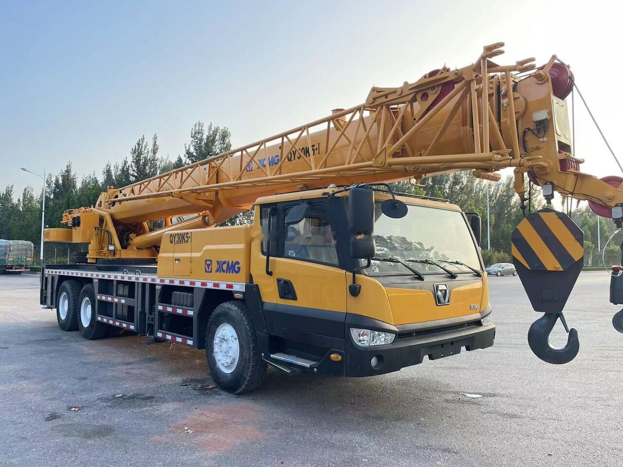 XCMG QY30KC QY30K XCT30 30T 30ton - Autódaru: 2 kép. XCMG QY30KC QY30K XCT30 30T 30ton - Autódaru: 2 kép.