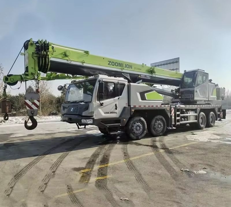 Zoomlion ZTC350 ZTC250 ZTC550 ZTC1000 35t 35ton 50t 70t - Autódaru: 1 kép. Zoomlion ZTC350 ZTC250 ZTC550 ZTC1000 35t 35ton 50t 70t - Autódaru: 1 kép.