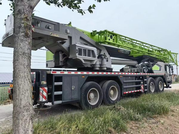 Zoomlion ZTC800 80ton 80t truck crane - Autódaru: 4 kép. Zoomlion ZTC800 80ton 80t truck crane - Autódaru: 4 kép.