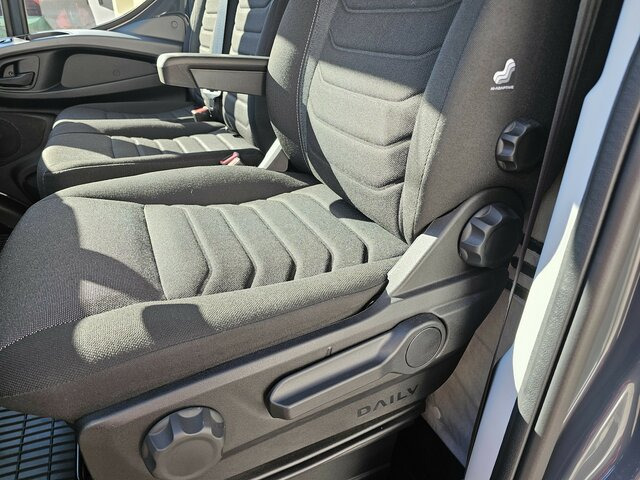 IVECO Daily 35S18 3.0 Koffer Voll-LED Navigation... - Dobozos kisteherautó: 3 kép. IVECO Daily 35S18 3.0 Koffer Voll-LED Navigation... - Dobozos kisteherautó: 3 kép.