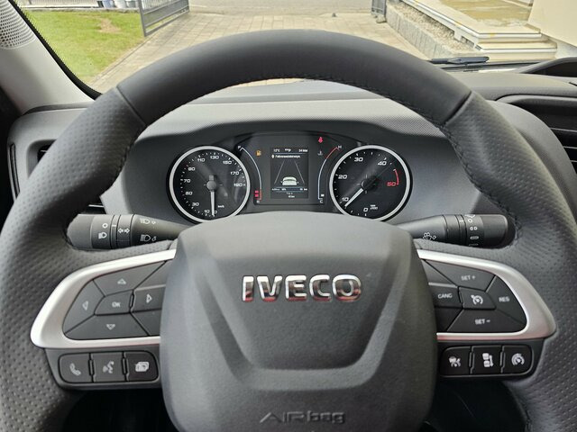 IVECO Daily 35S18HA8 3.0 Hi-Matic AHK Tachograph LED - Dobozos kisteherautó: 5 kép. IVECO Daily 35S18HA8 3.0 Hi-Matic AHK Tachograph LED - Dobozos kisteherautó: 5 kép.