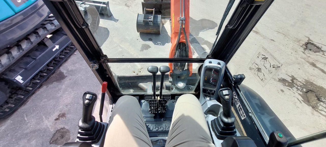 Minikotró Kubota U27-4 HI: 9 kép.