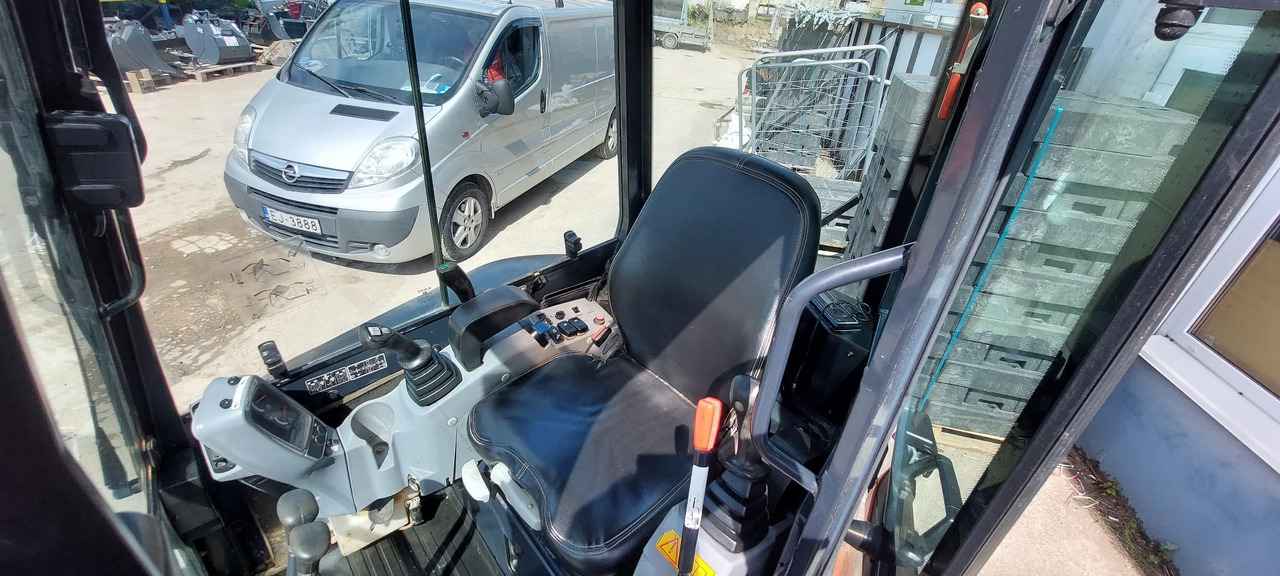 Minikotró Kubota U27-4 HI: 8 kép.