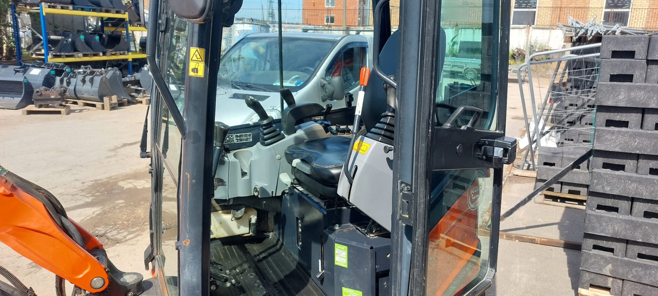 Minikotró Kubota U27-4 HI: 6 kép.