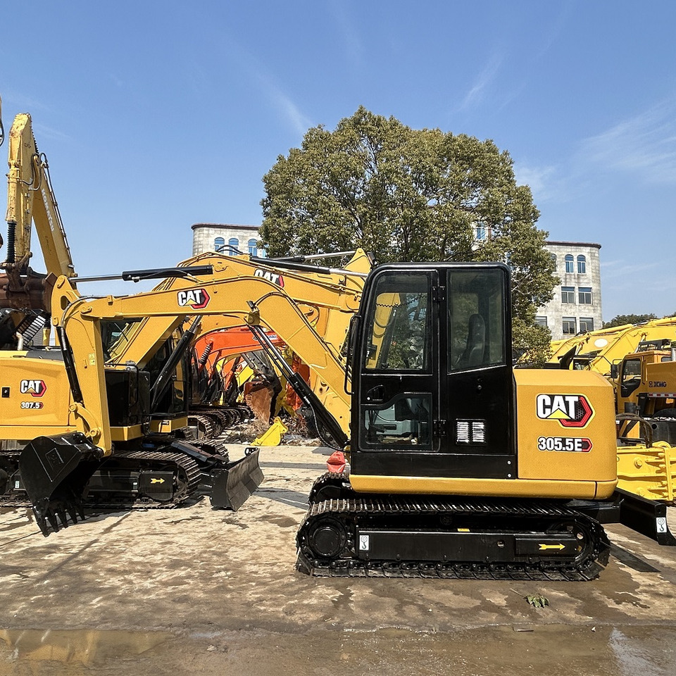 CAT 305.5E2 Excavator - Lánctalpas kotró: 1 kép. CAT 305.5E2 Excavator - Lánctalpas kotró: 1 kép.