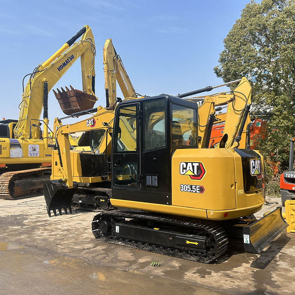 CAT 305.5E2 Excavator - Lánctalpas kotró: 3 kép. CAT 305.5E2 Excavator - Lánctalpas kotró: 3 kép.