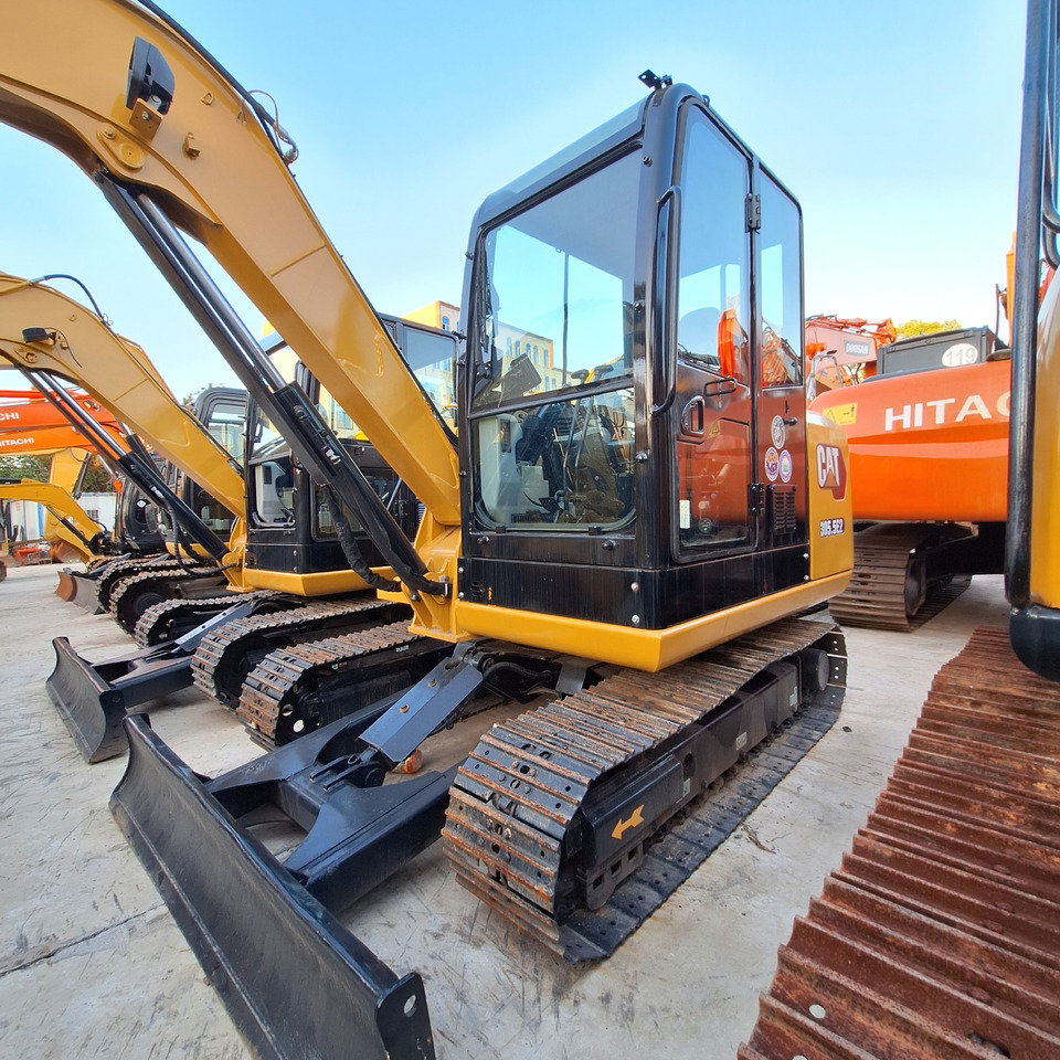 CAT 305.5E2 Excavator - Lánctalpas kotró: 3 kép. CAT 305.5E2 Excavator - Lánctalpas kotró: 3 kép.