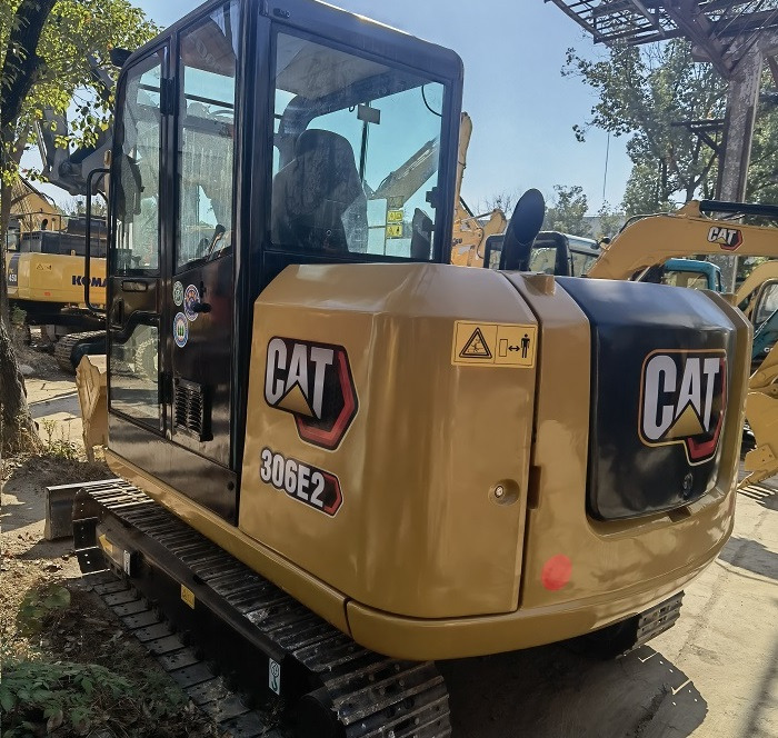 CAT 306E2 Excavator - Minikotró: 3 kép. CAT 306E2 Excavator - Minikotró: 3 kép.