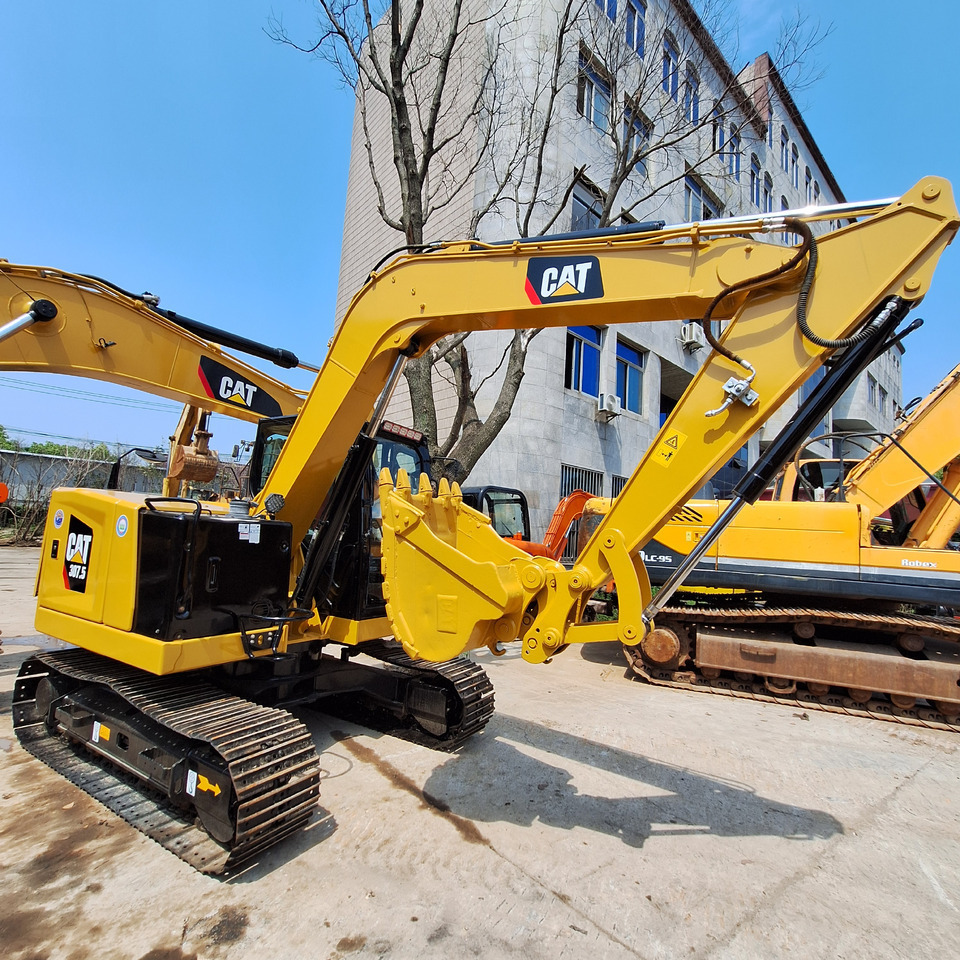 CAT 307.5 Excavator - Minikotró: 2 kép. CAT 307.5 Excavator - Minikotró: 2 kép.