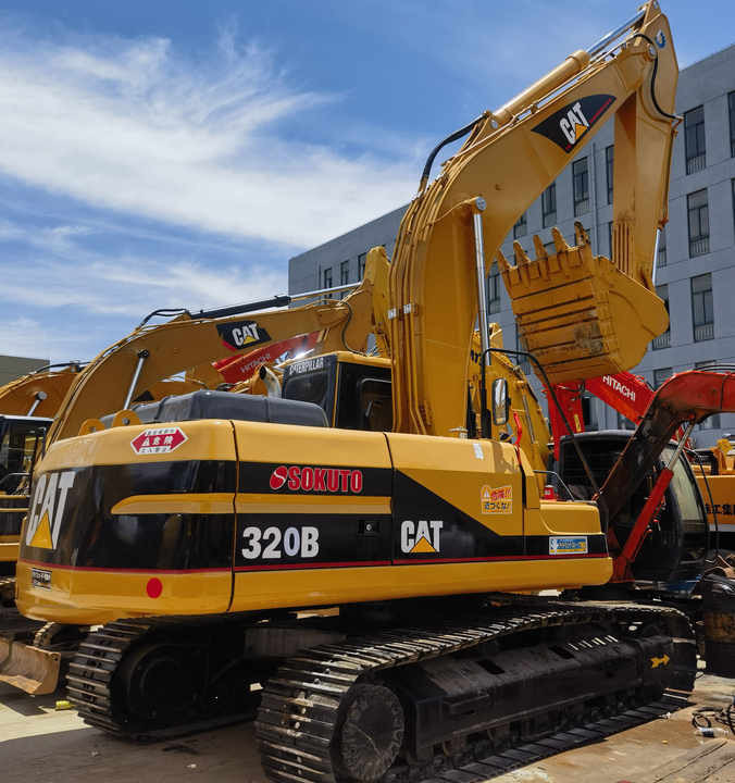 CAT 320B Excavator - Lánctalpas kotró: 2 kép. CAT 320B Excavator - Lánctalpas kotró: 2 kép.