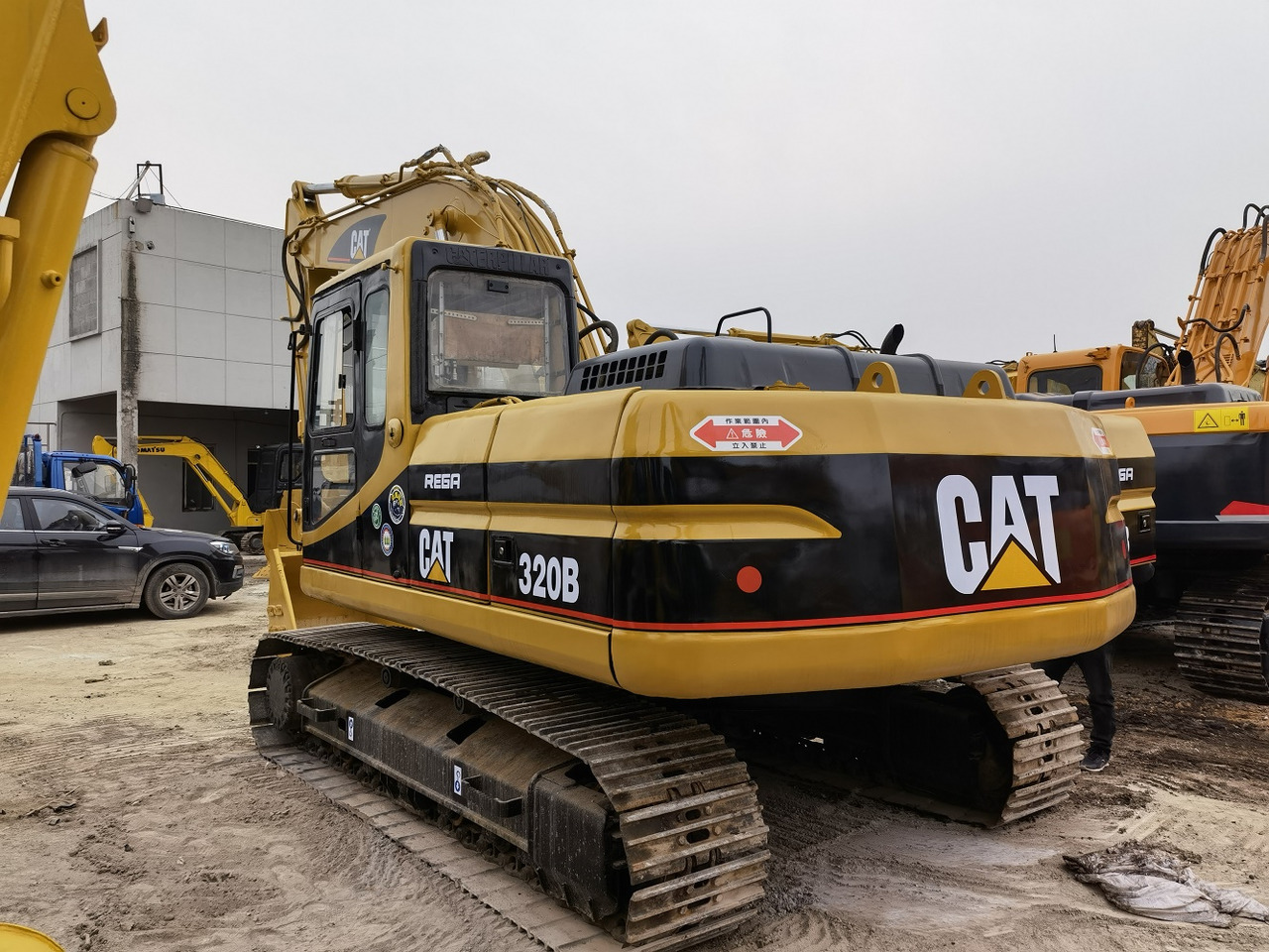 CAT 320B Excavator - Lánctalpas kotró: 1 kép. CAT 320B Excavator - Lánctalpas kotró: 1 kép.