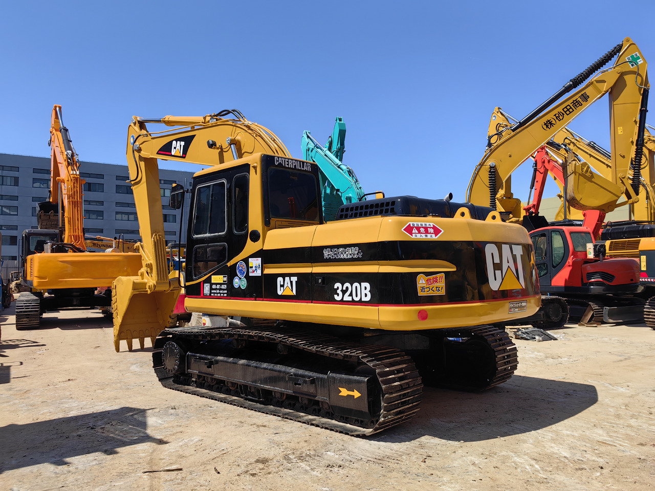 CAT 320B Excavator - Lánctalpas kotró: 5 kép. CAT 320B Excavator - Lánctalpas kotró: 5 kép.