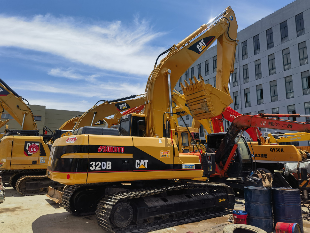 CAT 320B Excavator - Lánctalpas kotró: 3 kép. CAT 320B Excavator - Lánctalpas kotró: 3 kép.