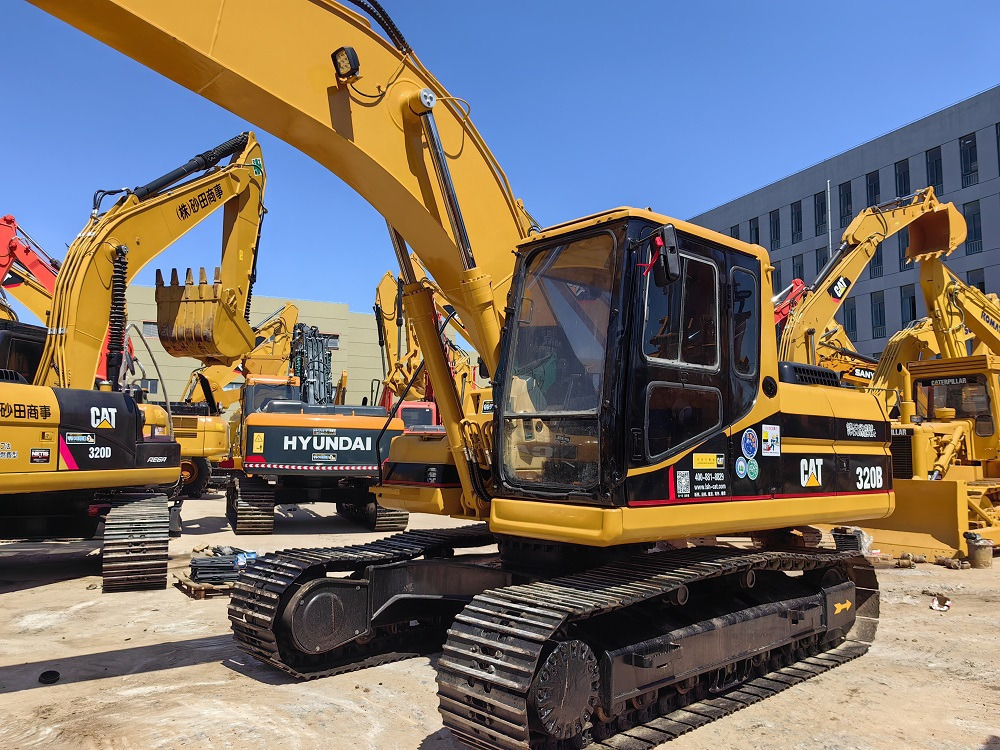 CAT 320B Excavator - Lánctalpas kotró: 4 kép. CAT 320B Excavator - Lánctalpas kotró: 4 kép.