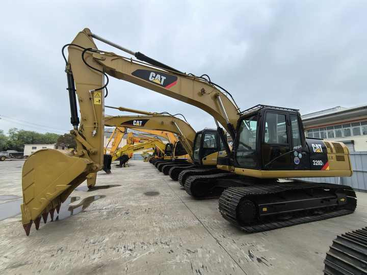 CAT 320D excavator - Lánctalpas kotró: 1 kép. CAT 320D excavator - Lánctalpas kotró: 1 kép.