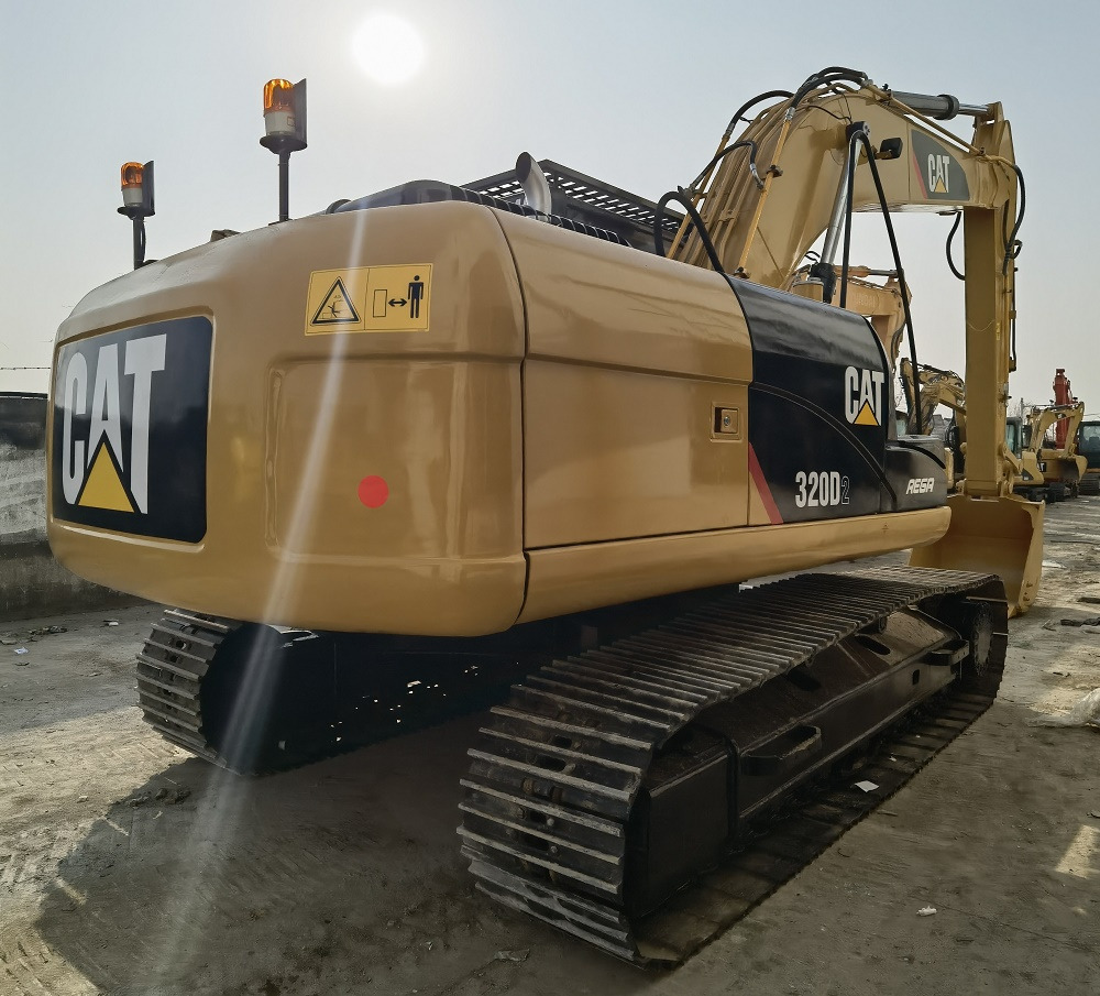 CAT 320D2 Excavator - Lánctalpas kotró: 3 kép. CAT 320D2 Excavator - Lánctalpas kotró: 3 kép.