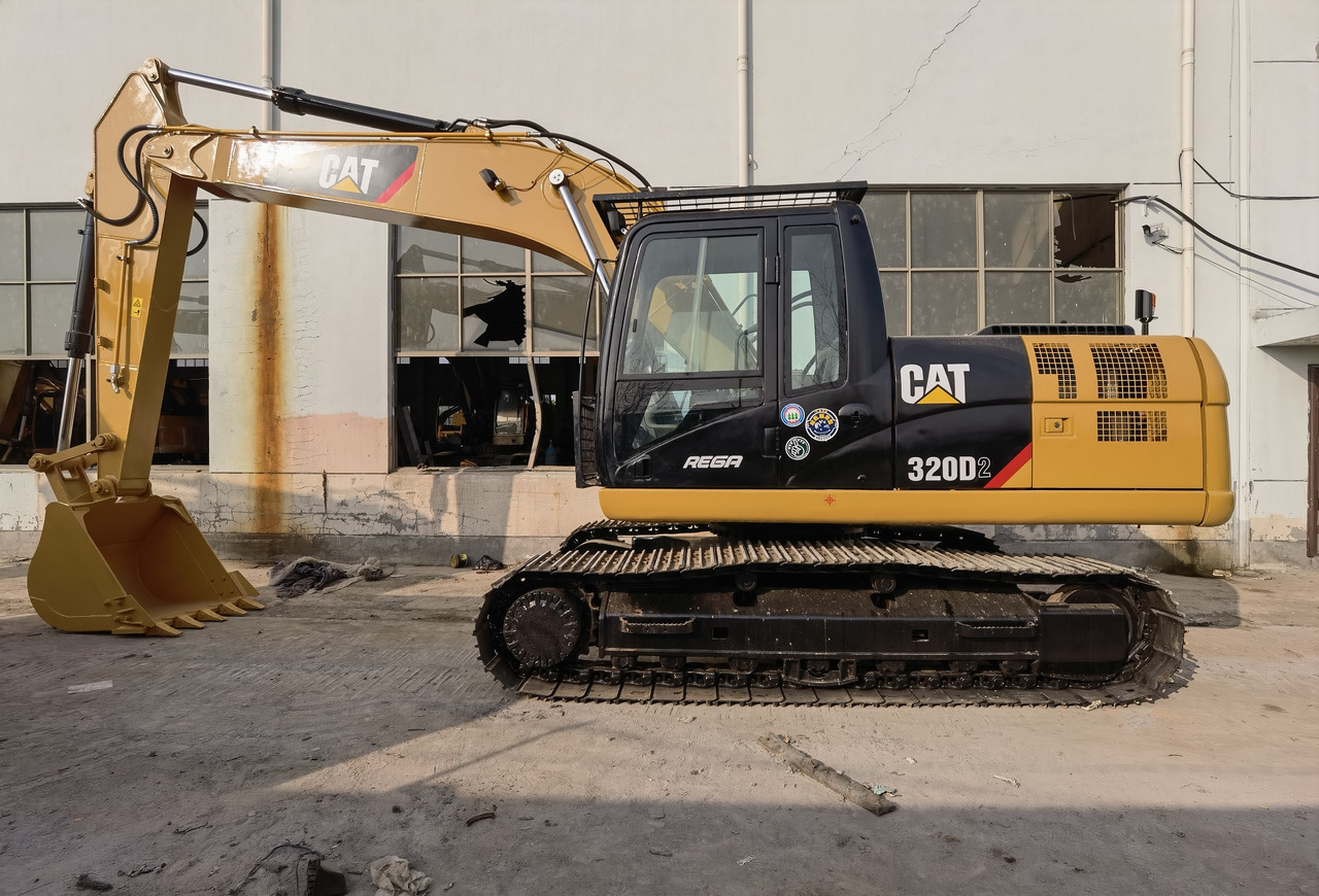 CAT 320D2 Excavator - Lánctalpas kotró: 1 kép. CAT 320D2 Excavator - Lánctalpas kotró: 1 kép.