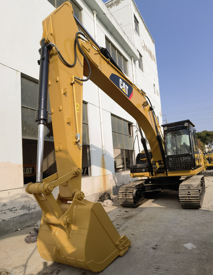 CAT 320D2 Excavator - Lánctalpas kotró: 5 kép. CAT 320D2 Excavator - Lánctalpas kotró: 5 kép.