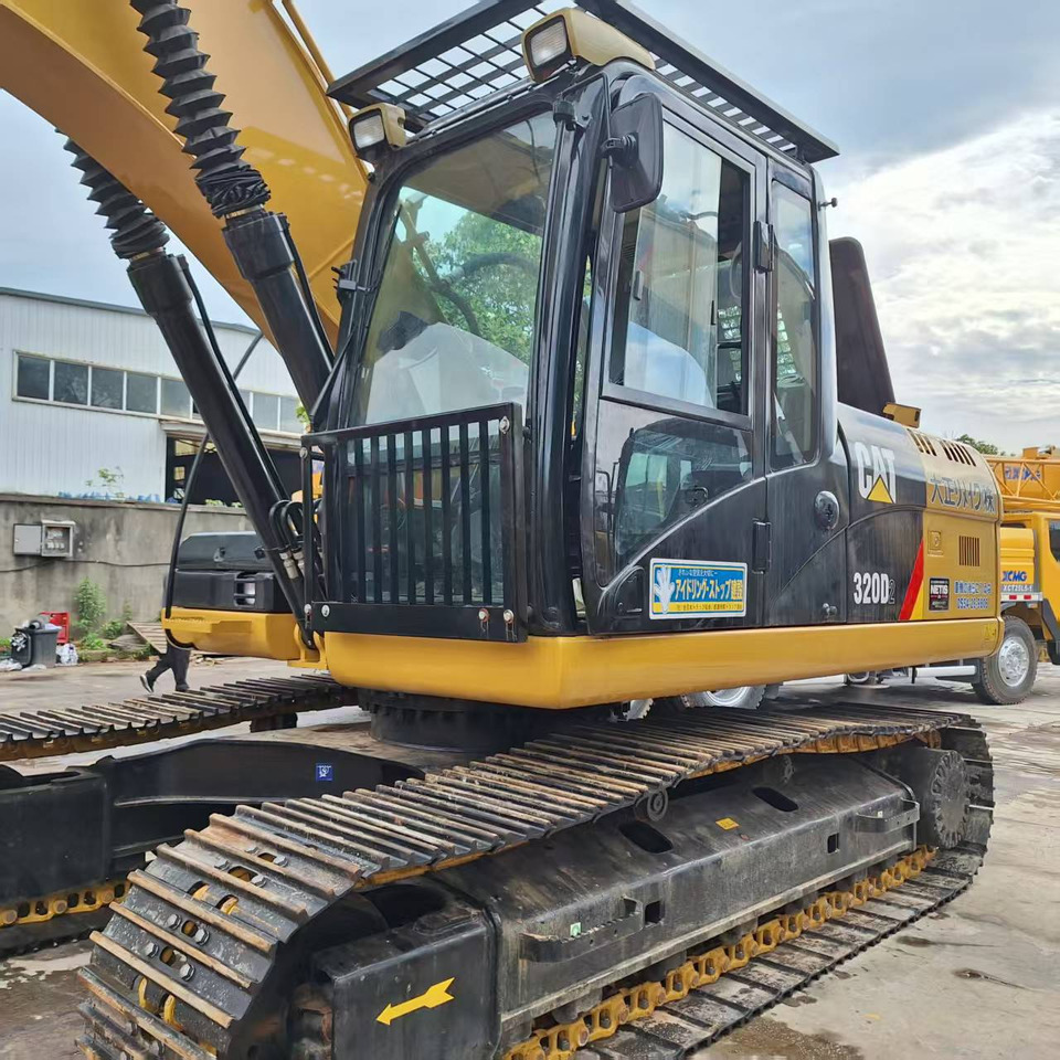 CAT 320D2 Excavator - Lánctalpas kotró: 2 kép. CAT 320D2 Excavator - Lánctalpas kotró: 2 kép.
