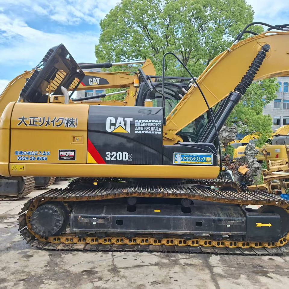 CAT 320D2 Excavator - Lánctalpas kotró: 5 kép. CAT 320D2 Excavator - Lánctalpas kotró: 5 kép.