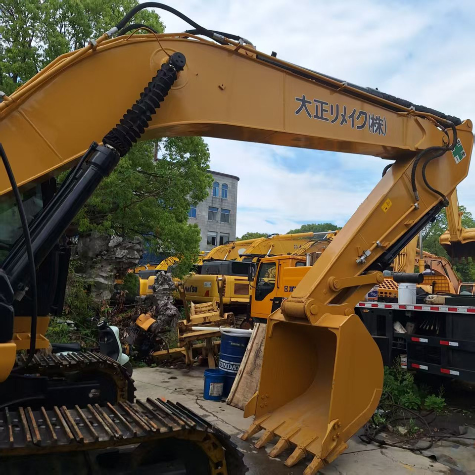 CAT 320D2 Excavator - Lánctalpas kotró: 4 kép. CAT 320D2 Excavator - Lánctalpas kotró: 4 kép.