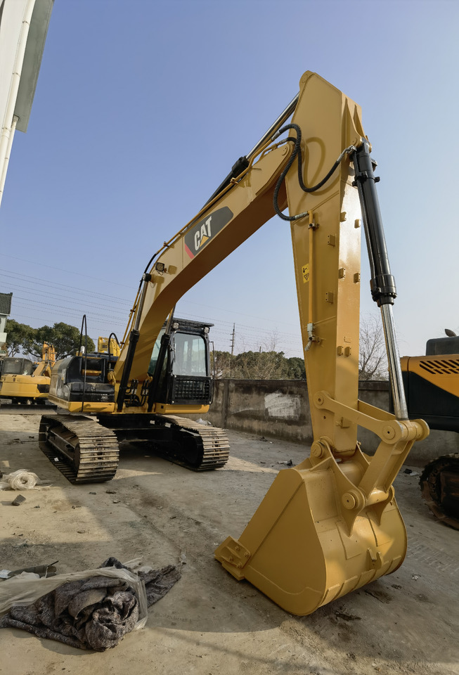 CAT 320D2 Excavator - Lánctalpas kotró: 4 kép. CAT 320D2 Excavator - Lánctalpas kotró: 4 kép.