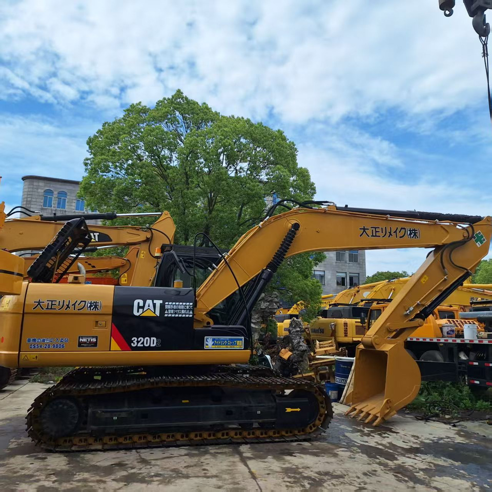 CAT 320D2 Excavator - Lánctalpas kotró: 1 kép. CAT 320D2 Excavator - Lánctalpas kotró: 1 kép.