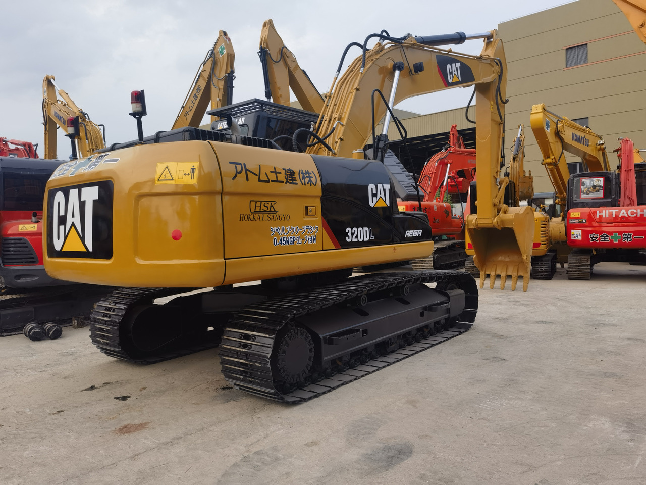CAT 320DL Excavator - Lánctalpas kotró: 5 kép. CAT 320DL Excavator - Lánctalpas kotró: 5 kép.
