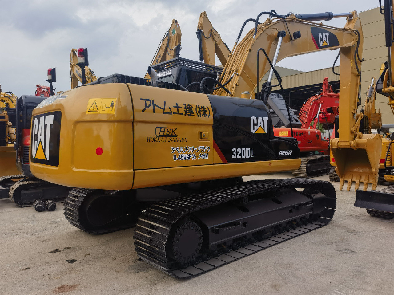 CAT 320DL Excavator - Lánctalpas kotró: 3 kép. CAT 320DL Excavator - Lánctalpas kotró: 3 kép.
