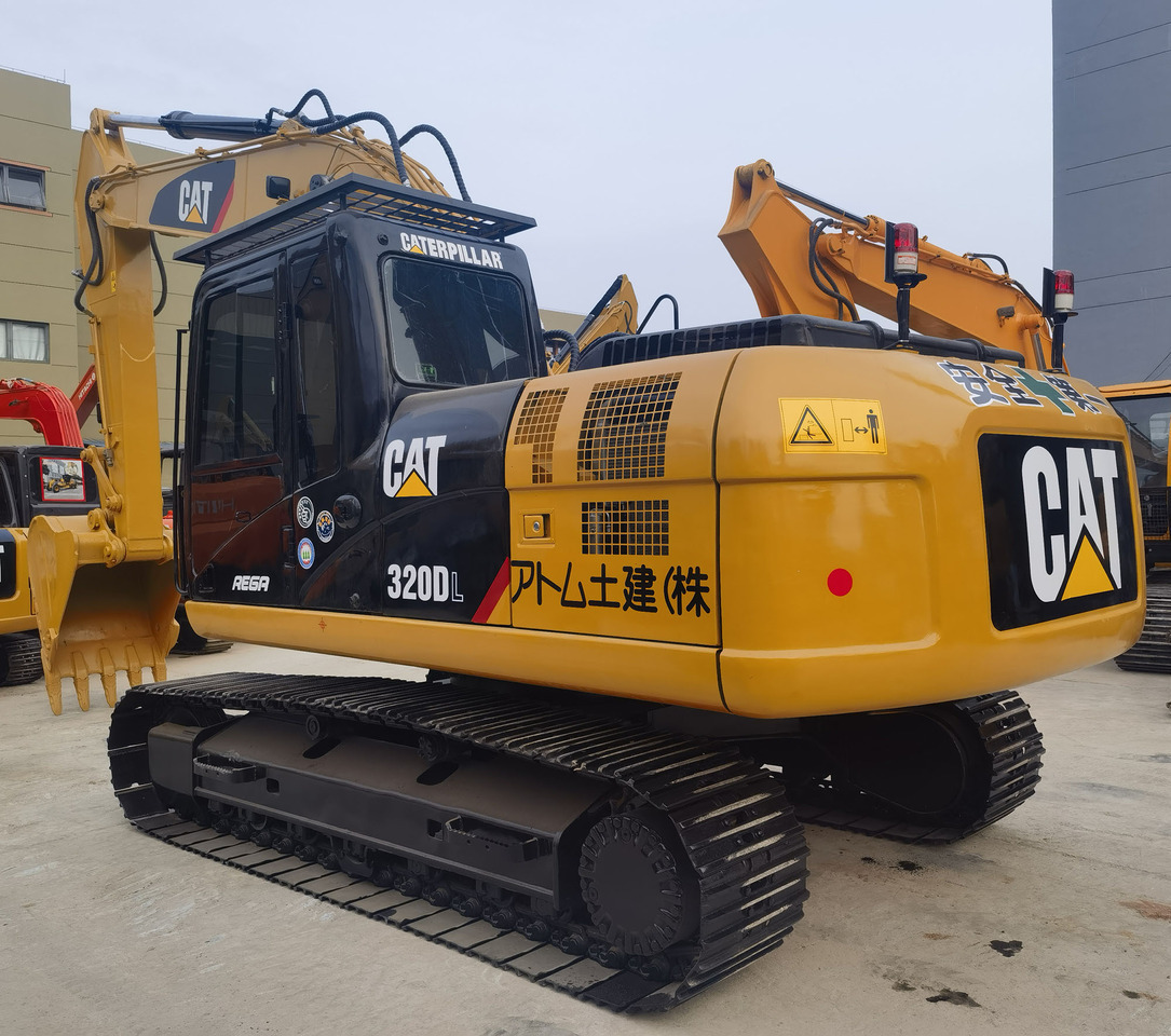 CAT 320DL Excavator - Lánctalpas kotró: 1 kép. CAT 320DL Excavator - Lánctalpas kotró: 1 kép.
