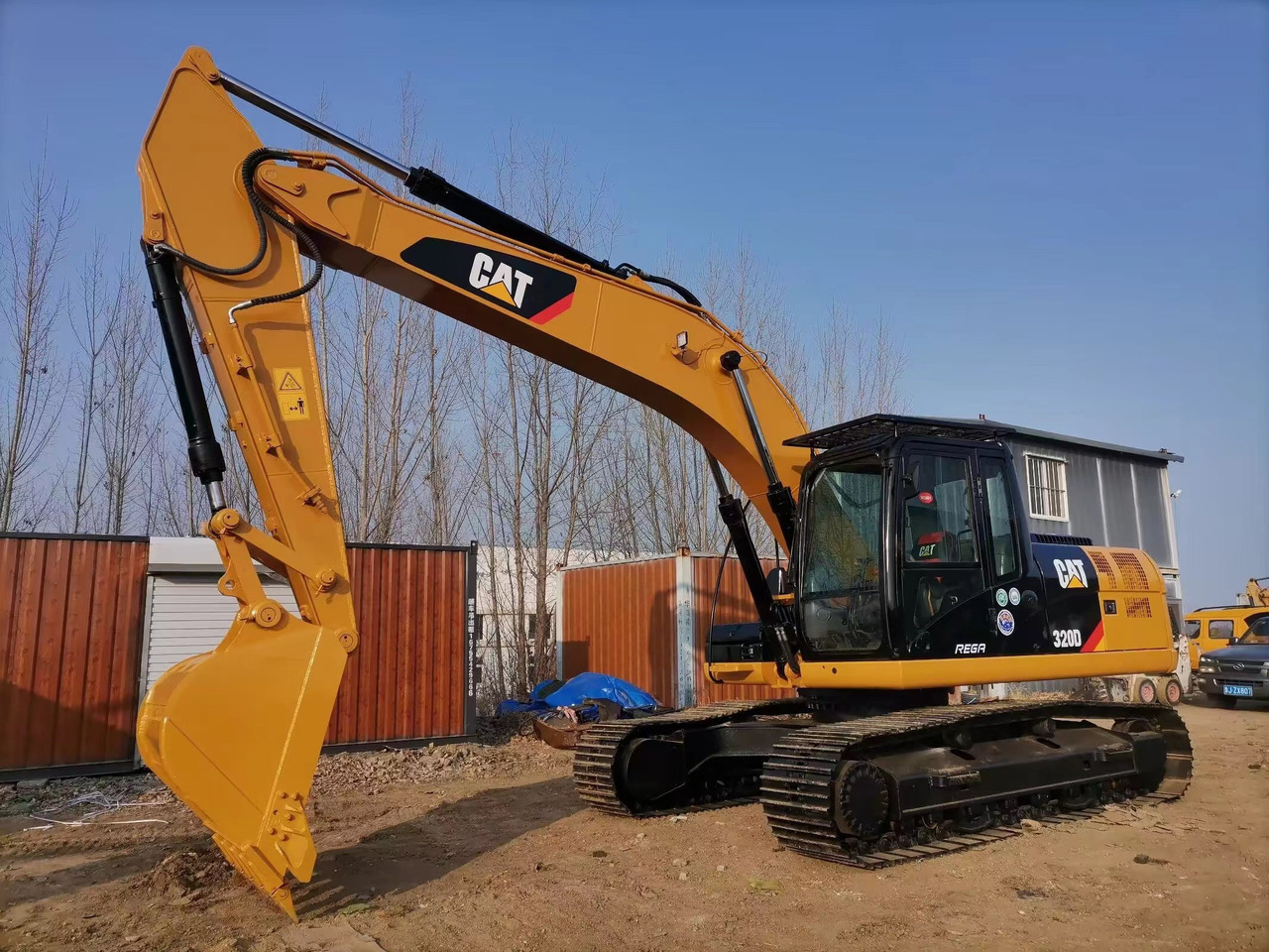 CAT 320DL Excavator - Lánctalpas kotró: 2 kép. CAT 320DL Excavator - Lánctalpas kotró: 2 kép.