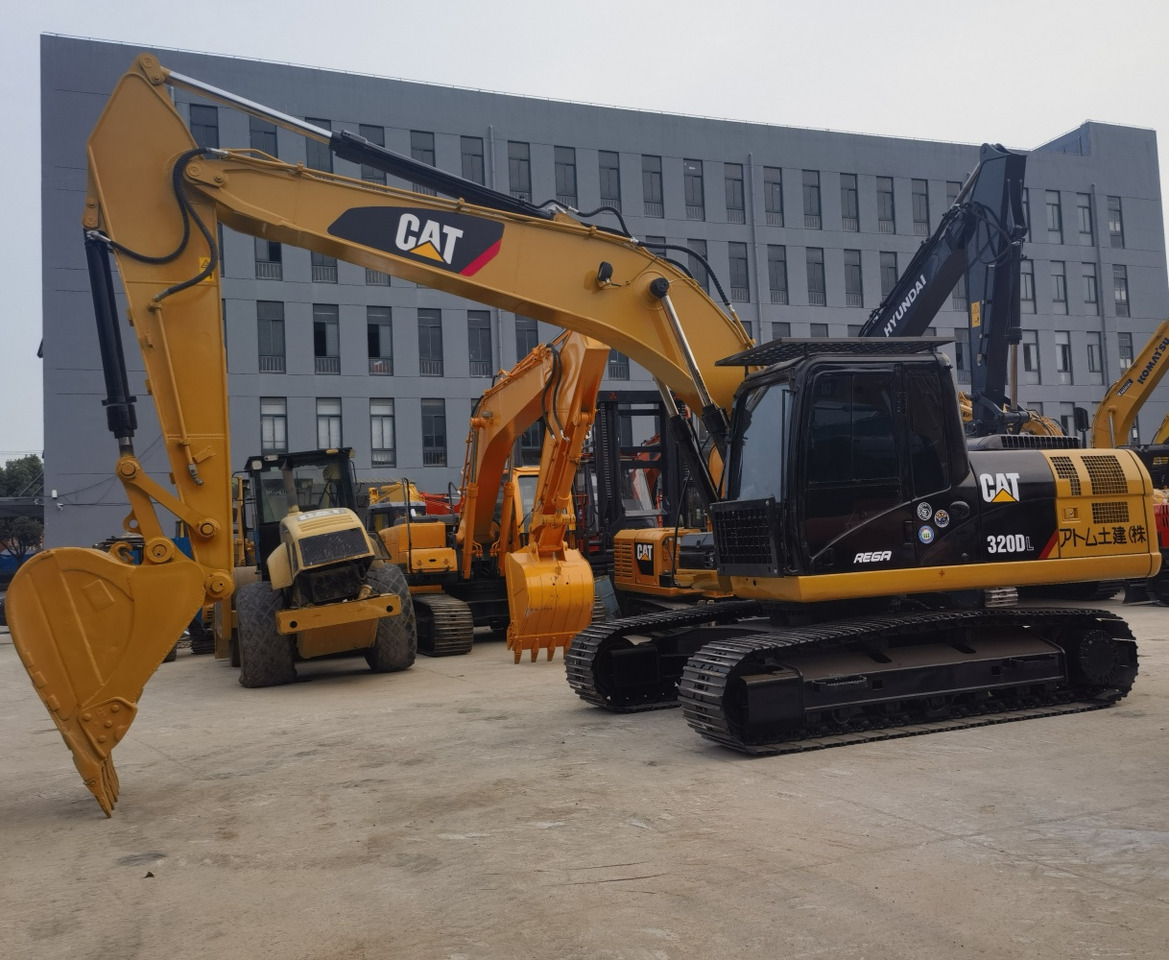CAT 320DL Excavator - Lánctalpas kotró: 1 kép. CAT 320DL Excavator - Lánctalpas kotró: 1 kép.