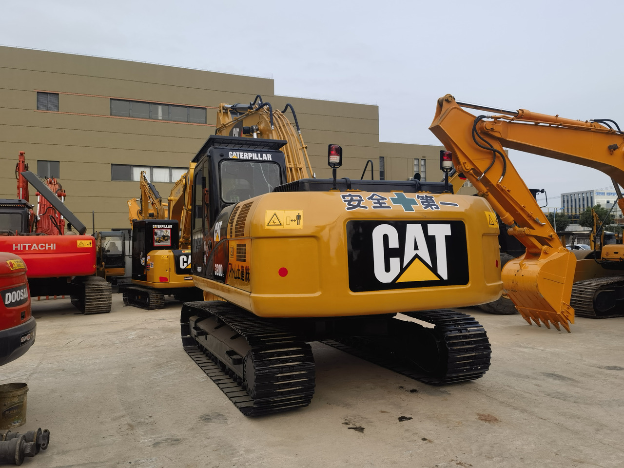 CAT 320DL Excavator - Lánctalpas kotró: 4 kép. CAT 320DL Excavator - Lánctalpas kotró: 4 kép.