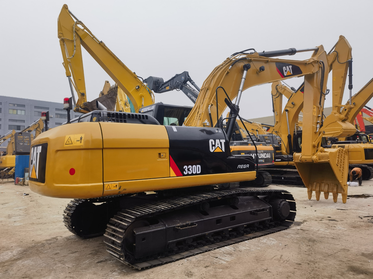 CAT 330D Excavator - Lánctalpas kotró: 1 kép. CAT 330D Excavator - Lánctalpas kotró: 1 kép.