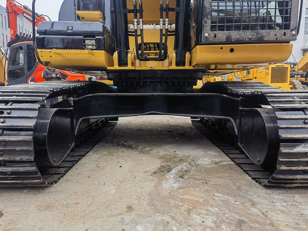 CAT 330D Excavator - Lánctalpas kotró: 5 kép. CAT 330D Excavator - Lánctalpas kotró: 5 kép.
