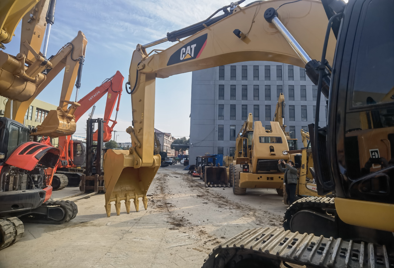 CAT 330D2L Excavator - Lánctalpas kotró: 4 kép. CAT 330D2L Excavator - Lánctalpas kotró: 4 kép.