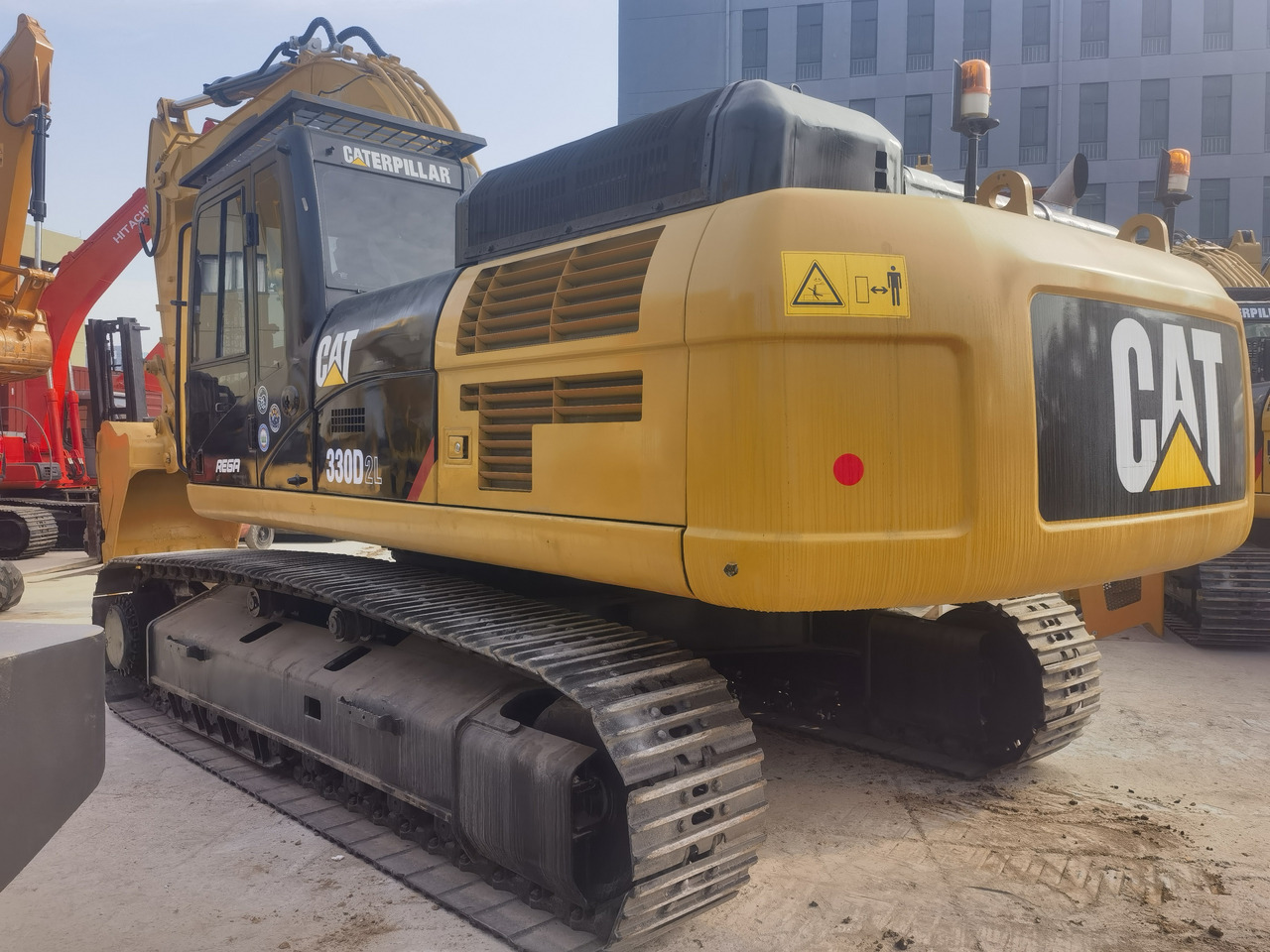 CAT 330D2L Excavator - Lánctalpas kotró: 2 kép. CAT 330D2L Excavator - Lánctalpas kotró: 2 kép.