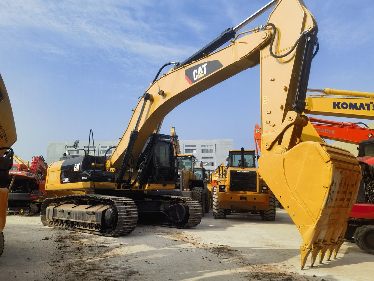 CAT 330D2L Excavator - Lánctalpas kotró: 1 kép. CAT 330D2L Excavator - Lánctalpas kotró: 1 kép.