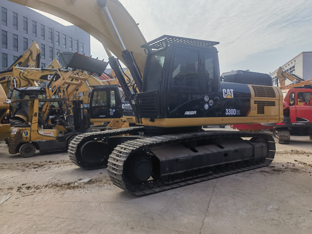CAT 330D2L Excavator - Lánctalpas kotró: 5 kép. CAT 330D2L Excavator - Lánctalpas kotró: 5 kép.