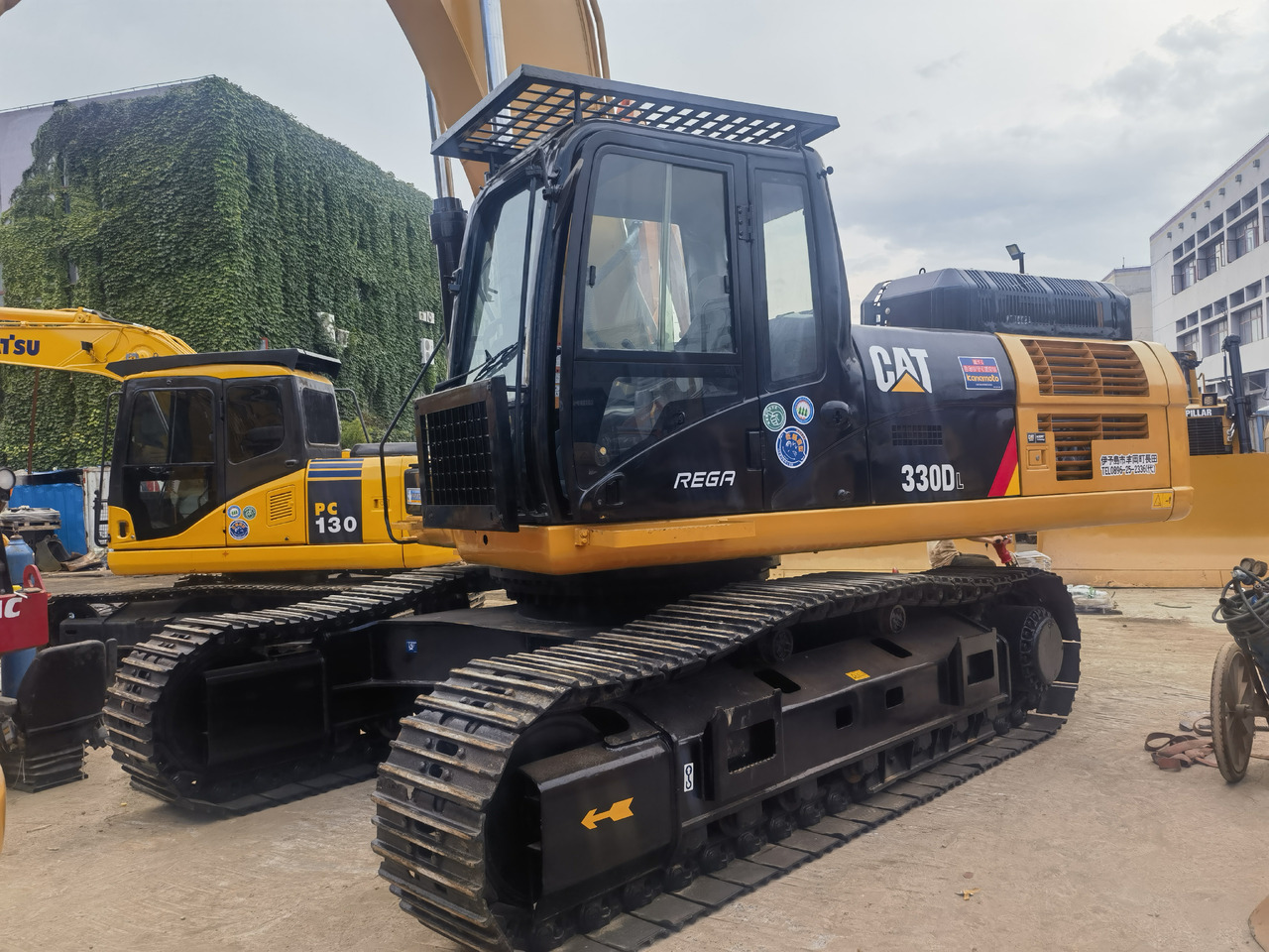 CAT 330DL excavator - Lánctalpas kotró: 5 kép. CAT 330DL excavator - Lánctalpas kotró: 5 kép.