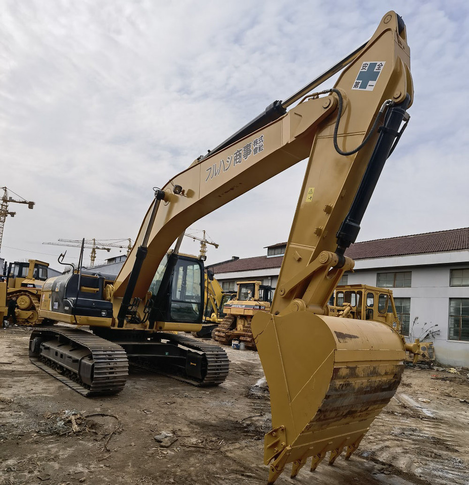 CAT 330DL excavator - Lánctalpas kotró: 3 kép. CAT 330DL excavator - Lánctalpas kotró: 3 kép.