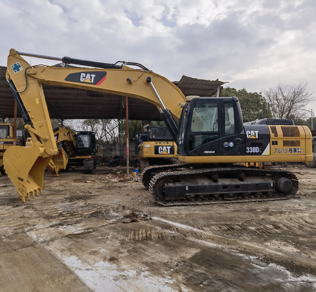 CAT 330DL excavator - Lánctalpas kotró: 2 kép. CAT 330DL excavator - Lánctalpas kotró: 2 kép.