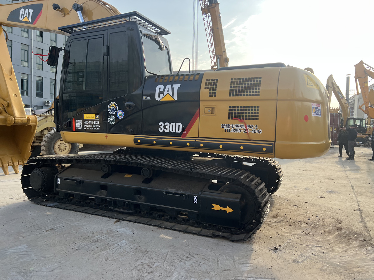 CAT 330DL excavator - Lánctalpas kotró: 2 kép. CAT 330DL excavator - Lánctalpas kotró: 2 kép.